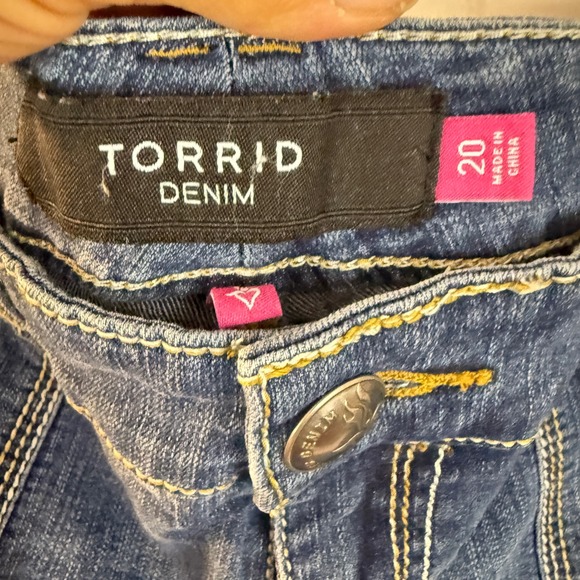 Torrid Denim Womens Plus Size 20 Blue Wash Cuffed Jean Shorts - Picture 2 of 3